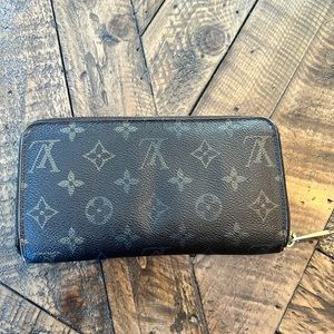 Authentic Louis Vuitton Mono Zippy Wallet (CA1026)